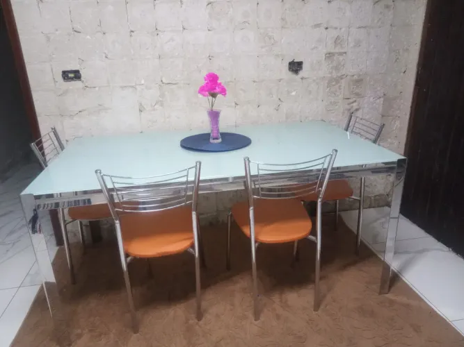Mesa de jantar de vidro com cadeiras