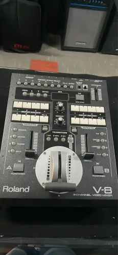 MESA DE VÍDEO ROLAND V-8 - MIXER PROFISSIONAL PARA PRODUÇÃO AO VIVO