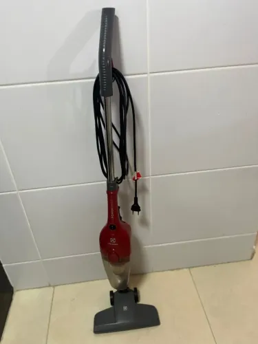 Electrolux_Aspirador de pó vertical com fio portátil de mão 2 com filtro HEPA, pouco usado