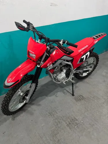 Honda CRF 250F 2025 com 7 mil acessórios 