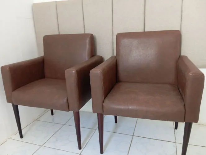 Poltronas marrom couro sintético