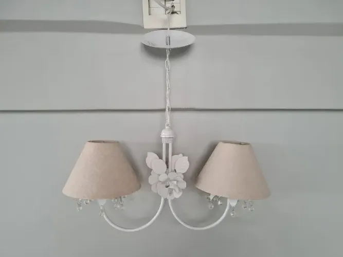 Luminária pendente para uso de 2 lâmpadas.