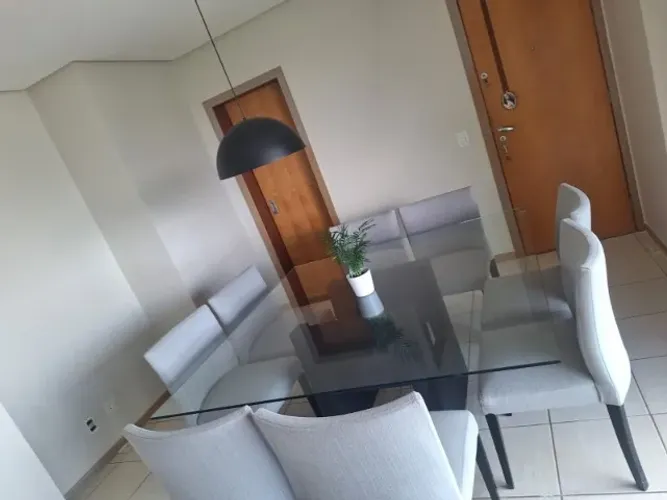 Mesa de vidro quadrada com 8 cadeiras