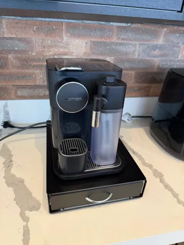 ? Máquina de Café Nespresso Lattissima One 220V - Excelente Estado