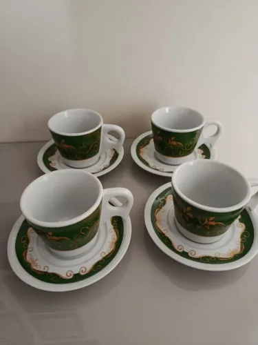 Conjunto para chá 4 peças com xícara e pires . Branco e verde com mesclas douradas. Lindas