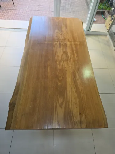 Mesa de Jantar Rústica Madeira Maciça PEQUIÁ Borda Natural 1,90m - Pé de Ferro