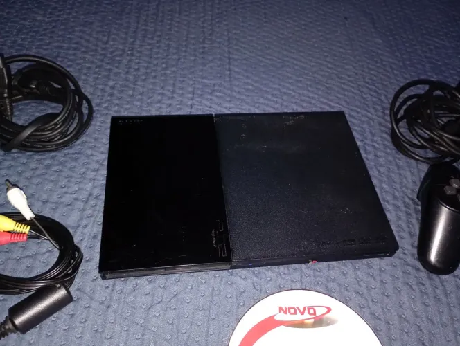 PS2 slim desbloqueado com controle original.
