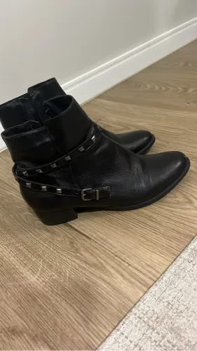 Bota preta cano baixo em couro 36