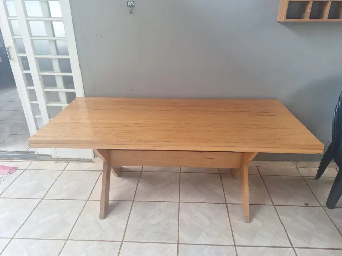 Mesa com bancos de madeira 