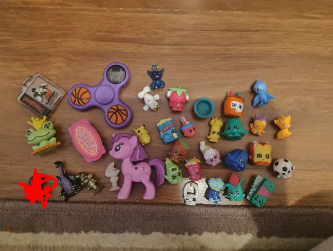 Lote brinquedos diversos + móveis de madeira pequenos