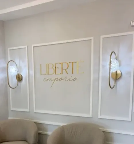 Arandelas de Parede Douradas com Globo de Cristal - Sofisticação em Cada Detalhe 