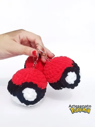 Chaveiro Pokébola Amigurumi de Pelúcia - Feito à Mão | O Acessório Geek Perfeito