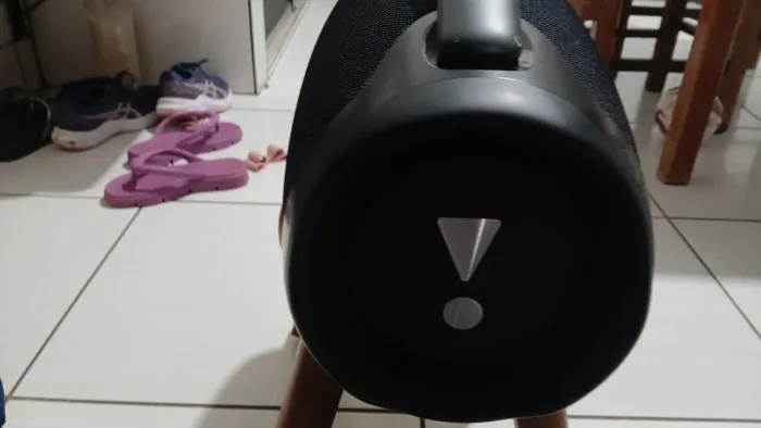 Bombox 3 usada poucas vezes, com bateria em excelente condições.