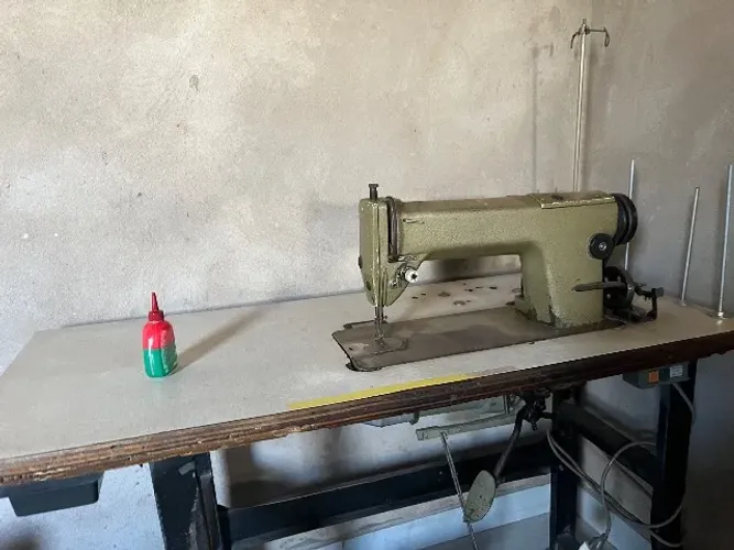 Máquina industrial costura