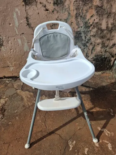 Cadeira infantil de alimentação