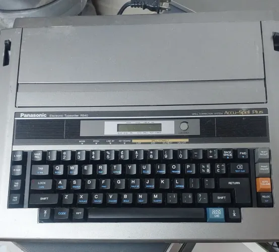 máquina de escrever eletrônica Panasonic Electronic Typewriter R540