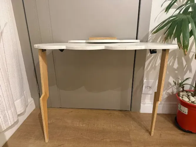 Mesa Infantil Formato de Nuvem Parafusável à Parede