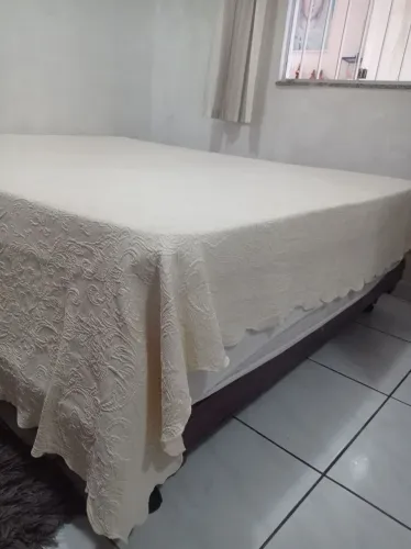 Colchão grande com base da cama madeira de lei.