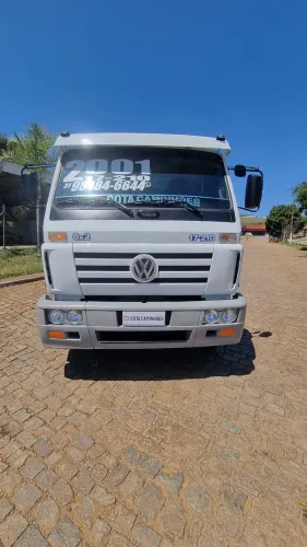 Caminhão trucado VW 17-210 6x2 ano 2001 muito novo