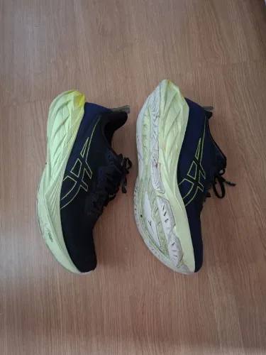 Tênis Asics Novablast 4 tamanho 42 arranhado
