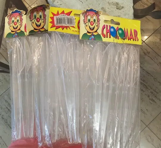 260 facas, 25 garfos extra fortes e 50 garfinhos de sobremesa descartáveis