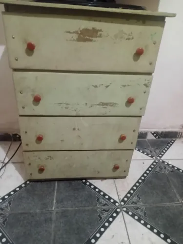 Vende-se está  cômoda  