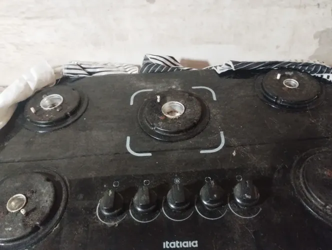 Vendo Cooktop Itatiaia semi novo, só está com poeira,todo completo, elétrico.
