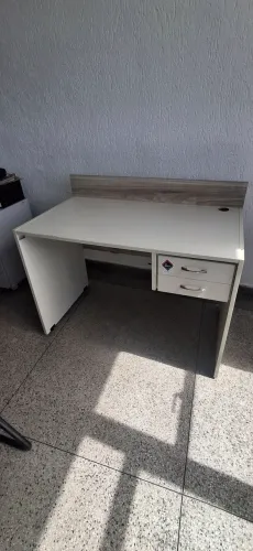 Mesa e cadeiras de escritório