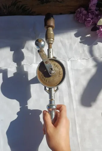 furadeira manual antiga da marca Stanley, fabricada na Inglaterra. no estado sem teste 