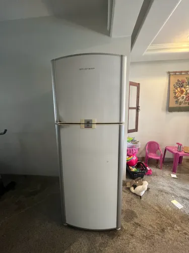 Geladeira precisando de manutenção 