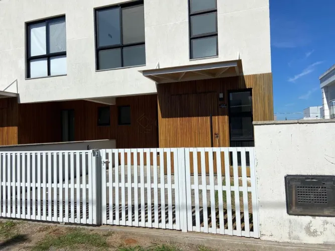 Casa à venda em Garopaba-SC, bairro Ambrósio: 3 quartos, 1 suíte, 99m² - Praticidade e con