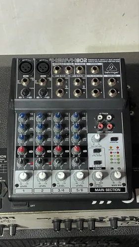 Mesa de som Behringer Xenyx 802
