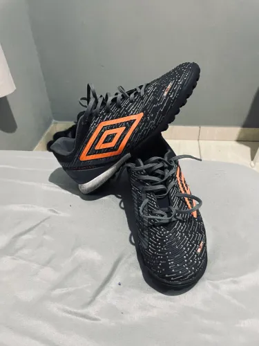 Chuteira society umbro 