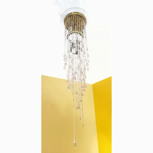 Lustre de cristais em formato de gotas em camadas.