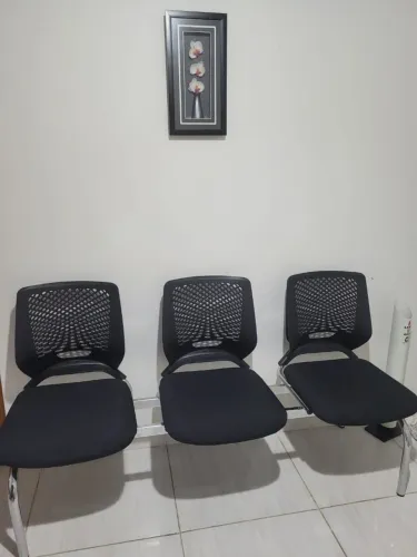 Cadeiras e longarina para recepção