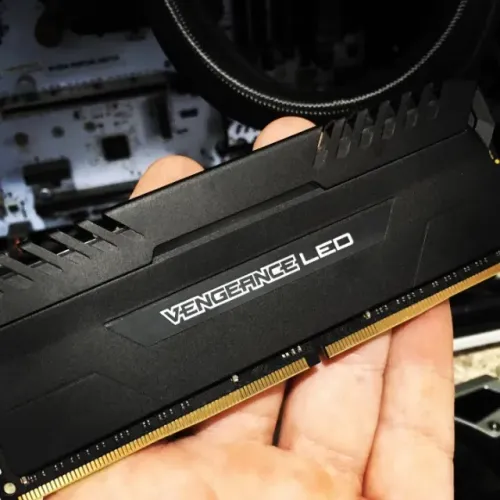 DDR4 DRAM 16GB (2 x 8GB) 3000MHz C16 Memory Kit - White VENGEANCE® LED