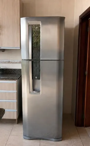 Geladeira Electrolux frost free inox funcionando perfeitamente
