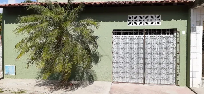 Vendo Bela Casa Plana, com quintal boa localização.