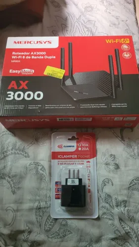 Roteador Mercusys MR80x com adaptador Clamper já incluso.