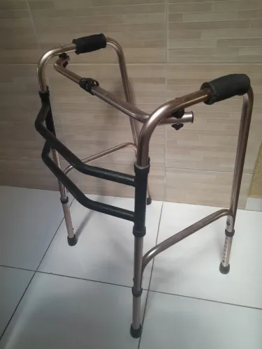 Cadeira de roda/ ANDADOR EM 05X NO CARTÃO. 