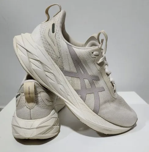 Tênis ASICS Novablast 2 - Tamanho 42 - Original - Corrida