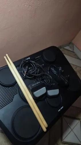 Bateria revas com caixa em perfeito estado.