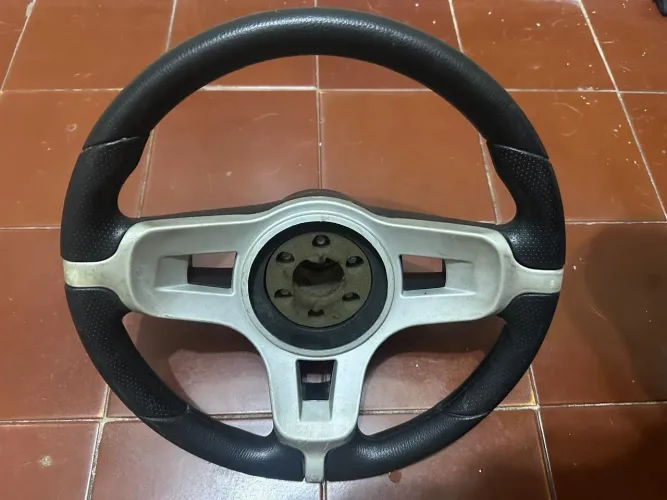 Volante esportivo universal Multi-Furos