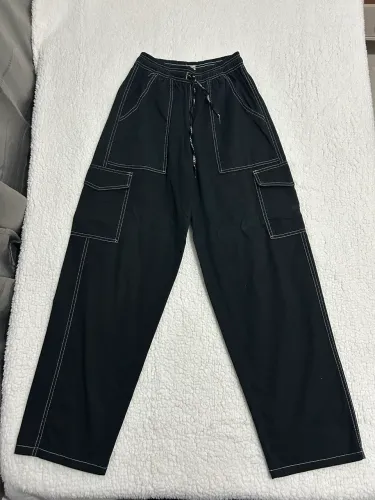 Calça cargo preta com costura branca tam M