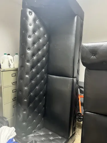 Sofá Capitoné coríssimo preto dois lugares pequenos danos de uso estilo Chesterfield