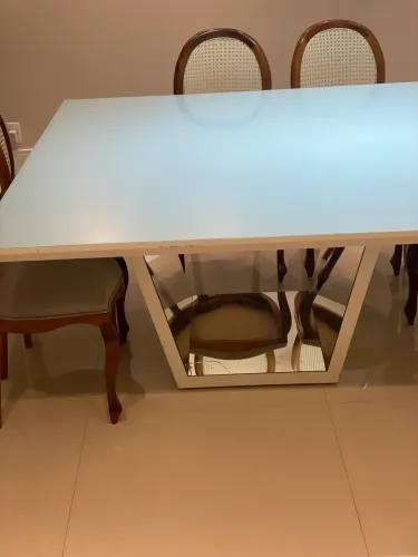 Sala de jantar quadrada com oito cadeiras