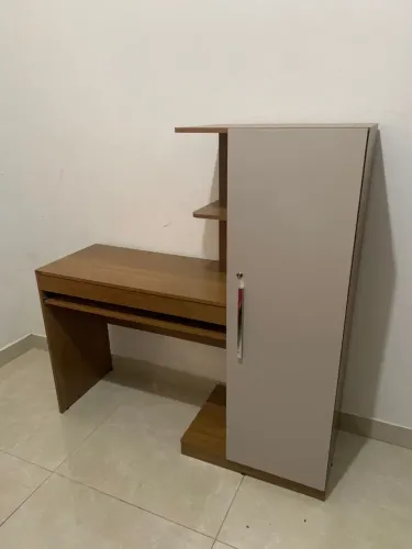 Escrivaninha com armário com chave