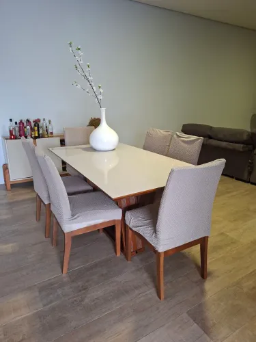 Mesa e armário