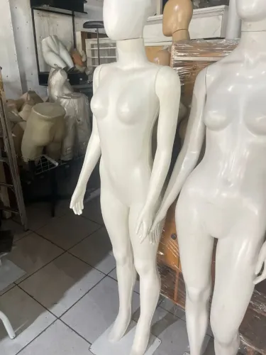 Manequim feminino corpo inteiro 