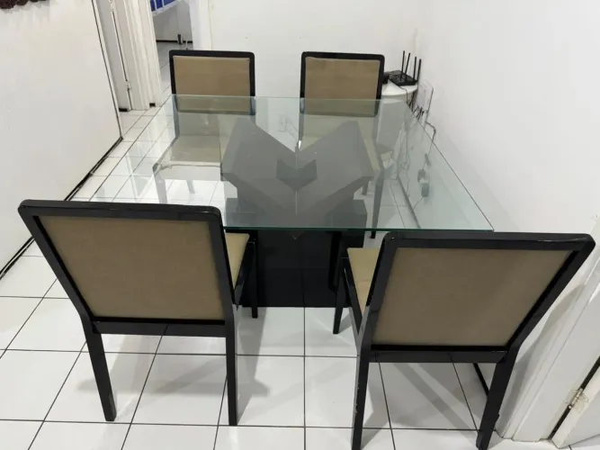 Mesa de vidro 1,30m X 1,30m 6 lugares acompanha 4 cadeiras